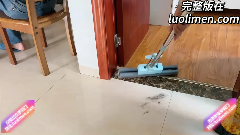 图片[5]-小马拉大车 国产母子乱伦剧情 妈妈趁爸爸在屋里休息 从卧室大战到客厅！- 在线播放-萝莉门 LUOLIMEN